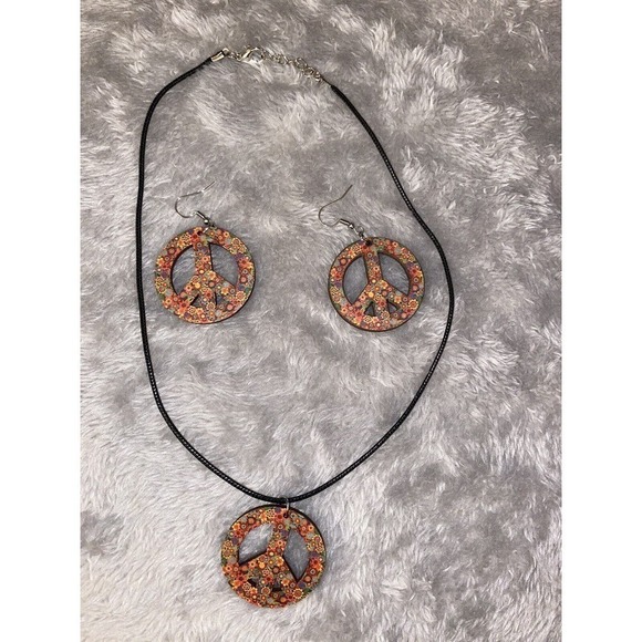 Be On Trend With This Boho Style Necklace And Earrings Peace Sign Made Of Wood - Picture 5 of 6